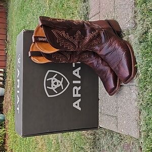 Ariat Bench Made Bassett Cowboy Boot size 8.5 EE